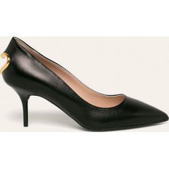 Love Moschino - Szpilki skórzane. Czarne szpilki Love Moschino, bez wzorów, ze skóry, bez obcasa, na obcasie, bez zapięcia. Za 1349,00 zł.