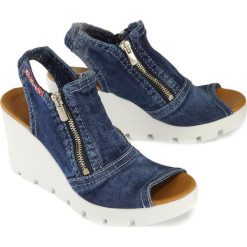 ARTIKER RELAKS 44C0113 jeans, sandały damskie. Koturny damskie Artiker Relaks, bez wzorów, z jeansu, bez obcasa, na koturnie, na zamek. Za 189,90 zł.