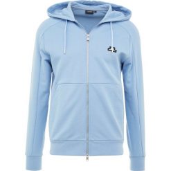 J.LINDEBERG THROW ZIP HOOD RING LOOP Bluza rozpinana allure. Niebieskie kardigany męskie marki J.LINDEBERG, s, bez wzorów, z bawełny, bez kołnierzyka, bez rękawów, bez kaptura. Za 539,00 zł.