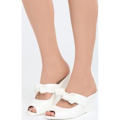 Białe Klapki Peep Bow. Białe klapki damskie Multu, bez wzorów, bez obcasa, na koturnie. Za 29,99 zł.