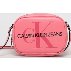 Calvin Klein Jeans - Torebka. Różowe torebki klasyczne damskie Calvin Klein Jeans, w paski, z jeansu, casualowe, na ramię, małe, z nadrukiem, bez dodatków. Za 259,90 zł.