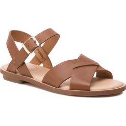 Sandały CLARKS - Willow Gild 261394314 Tan Leather. Pomarańczowe klapki damskie Clarks, bez wzorów, ze skóry, bez obcasa, na obcasie. W wyprzedaży za 349,00 zł.