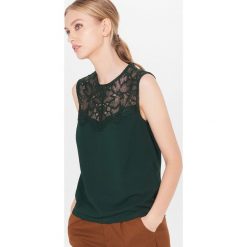 Top z koronkowym dekoltem - Khaki. Brązowe topy damskie Mohito, s, bez wzorów, z koronki, bez kołnierzyka. W wyprzedaży za 29,99 zł.