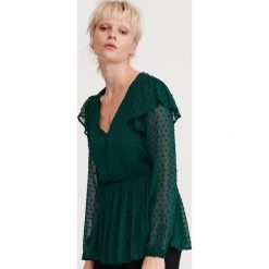 Bluzka plumeti z falbaną - Khaki. Brązowe bluzki damskie Reserved, bez wzorów, bez kołnierzyka, bez rękawów. Za 89,99 zł.