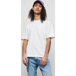 Gladki T-shirt z kieszenią - Biały. Białe t-shirty męskie Reserved, s, bez wzorów, bez kołnierzyka. Za 49,99 zł.