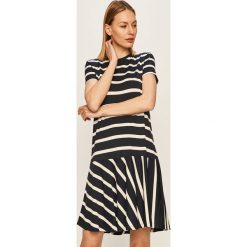 Tommy Hilfiger - Sukienka. Niebieskie sukienki damskie TOMMY HILFIGER, na co dzień, xs, bez wzorów, z elastanu, casualowe, z okrągłym kołnierzem, z krótkim rękawem, krótkie, mini, rozkloszowane. W wyprzedaży za 479,90 zł.