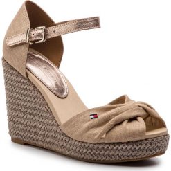 Espadryle TOMMY HILFIGER - Iconic Elena Metallic Canvas FW0FW04080 Desert Sand 932. Brązowe espadryle damskie TOMMY HILFIGER, bez wzorów, ze skóry, bez obcasa, na obcasie. W wyprzedaży za 279,00 zł.