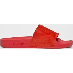 Adidas Originals - Klapki. Czerwone klapki damskie adidas Originals, bez wzorów, ze skóry, bez obcasa, na obcasie. W wyprzedaży za 129,90 zł.