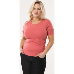 Łososiowa Bluzka Stereotypical. Różowe bluzki damskie Born2be, xl, bez wzorów, z okrągłym kołnierzem, z krótkim rękawem. Za 39,99 zł.