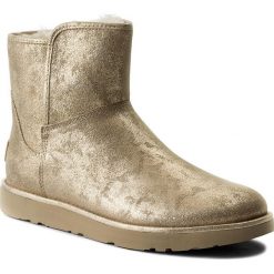 Buty UGG - W Abree Mini Stardust 1094675 W/Mtg. Żółte buty zimowe damskie marki Ugg, ze skóry, na niskim obcasie. W wyprzedaży za 539,00 zł.