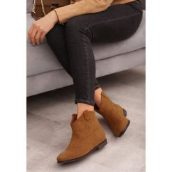 Camelowe Kowbojki Joyfresh. Brązowe botki damskie Born2be, z okrągłym noskiem, za kostkę, bez obcasa, na płaskiej podeszwie, bez zapięcia. Za 129,99 zł.