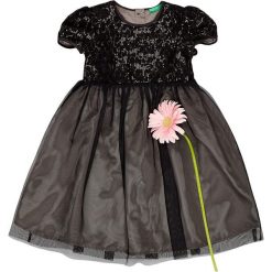 Sukienka w kolorze czarnym. Czarne sukienki niemowlęce Benetton Kids, w koronkowe wzory, z koronki, bez rękawów, midi, rozkloszowane. W wyprzedaży za 79,95 zł.
