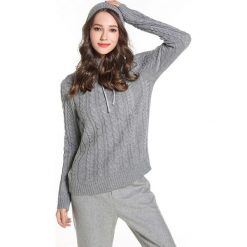 Sweter w kolorze szarym. Szare swetry damskie Swetry na chłodne dni, bez wzorów, bez rękawów, bez kaptura. W wyprzedaży za 139,95 zł.