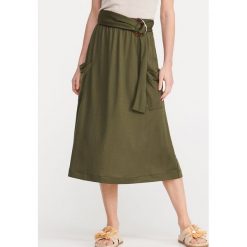 Dzianinowa spódnica z kieszeniami - Khaki. Brązowe spódniczki damskie Reserved, z dzianiny. W wyprzedaży za 39,99 zł.