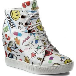 Sneakersy CARINII - B3940 Biały Kolorowy. Białe półbuty damskie Carinii, z aplikacjami, ze skóry, bez obcasa, na koturnie, bez zapięcia. W wyprzedaży za 249,00 zł.