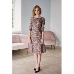 Sukienka Asteria Dahlia 32 wielokolorowy. Szare sukienki damskie marki Marie Zélie, na imprezę, na jesień, s, w paski, z bawełny, bez kołnierzyka, bez rękawów, trapezowe. Za 397,00 zł.