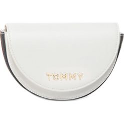 Saszetka nerka TOMMY HILFIGER - Staple Beltbag AW0AW08307 YAF. Białe nerki damskie TOMMY HILFIGER, bez wzorów, ze skóry ekologicznej, młodzieżowe, bez dodatków. W wyprzedaży za 359,00 zł.