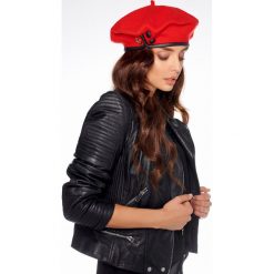 Beret z guziczkami czerwony. Czerwone berety damskie Lemoniade, bez wzorów, z wełny. Za 99,90 zł.