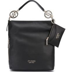 Guess Tara Torebka Czarny. Czarne torebki klasyczne damskie Guess, w paski, z materiału, z breloczkiem. Za 619,95 zł.