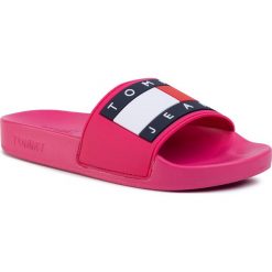 Klapki TOMMY JEANS - Flag Pool Slide EN0EN00474 Blush Red XIF. Różowe klapki damskie Tommy Jeans, bez wzorów, z jeansu, bez obcasa. Za 229,00 zł.