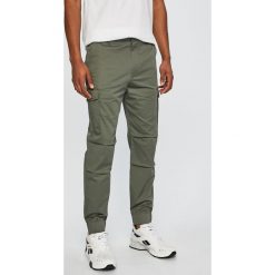 Armani Exchange - Spodnie. Spodnie męskie Armani Exchange, na co dzień, bez wzorów, z elastanu, casualowe. W wyprzedaży za 379,90 zł.