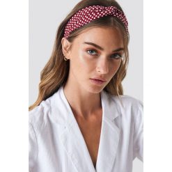 NA-KD Accessories Opaska w kropki - Red. Czerwone opaski damskie marki NA-KD Accessories, w kropki, z poliesteru. Za 32,00 zł.