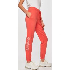 Reebok Classic - Spodnie. Czerwone spodnie damskie Reebok Classic, s, bez wzorów, z bawełny, casualowe. W wyprzedaży za 199,90 zł.