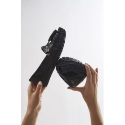 Czarne Mokasyny Carnation. Czarne mokasyny damskie Born2be, bez wzorów, z materiału, na wysokim obcasie, na płaskiej podeszwie, bez zapięcia. Za 49,99 zł.