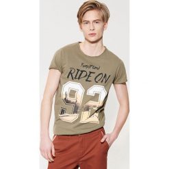 T-shirt z nadrukiem - Khaki. Brązowe t-shirty męskie House, s, z nadrukiem, bez kołnierzyka. Za 39,99 zł.