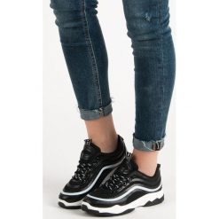 TEKSTYLNE BUTY SPORTOWE. Czerwone buty sportowe damskie Merg, bez wzorów, bez zapięcia. Za 69,90 zł.