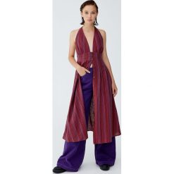 Sukienka midi z guzikami i odkrytymi plecami. Czerwone sukienki damskie Pull&Bear, bez wzorów, bez kołnierzyka, bez rękawów, midi. Za 96,90 zł.
