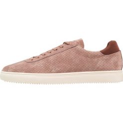 Clae NOAH Sneakersy niskie baked clay. Pomarańczowe sneakersy męskie marki Clae, bez wzorów, ze skóry, bez zapięcia. Za 499,00 zł.