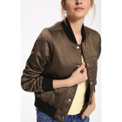 KURTKA KRÓTKA DAMSKA. Brązowe kurtki sportowe damskie marki Top Secret, na lato. W wyprzedaży za 39,99 zł.