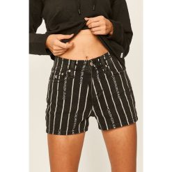Calvin Klein Jeans - Szorty jeansowe. Czarne szorty damskie Calvin Klein Jeans, bez wzorów, z elastanu, casualowe, z podwyższonym stanem. W wyprzedaży za 279,90 zł.