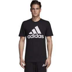 KOSZULKA MUST HAVES BADGE OF SPORT (L). Czarne koszulki męskie Adidas, m, bez wzorów, z bawełny, z kontrastowym kołnierzykiem, bez rękawów, na fitness i siłownię. W wyprzedaży za 89,99 zł.