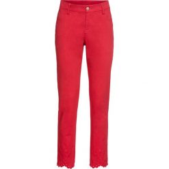 Spodnie z ażurowym haftem bonprix czerwony. Czerwone jeansy damskie bonprix. Za 79,99 zł.