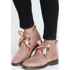 Różowe Botki Prettiness. Czerwone botki damskie na zamek Born2be, z satyny, na płaskiej podeszwie, na sznurówki. Za 74,99 zł.