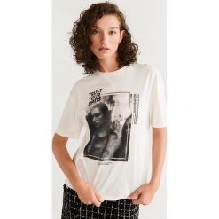 Mango - T-shirt Marfo. Białe bluzki damskie Mango, s, z nadrukiem, z bawełny, casualowe, z okrągłym kołnierzem, z krótkim rękawem. Za 69,90 zł.