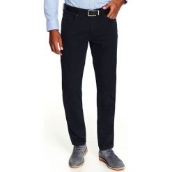 Spodnie ze strukturalnej tkaniny regular fit. Spodnie męskie Top Secret, na co dzień, na zimę, s, bez wzorów, z tkaniny, biznesowe. W wyprzedaży za 59,99 zł.