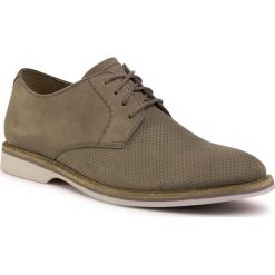 Półbuty CLARKS - Atticus Lace 261487667 Sage Nubuck. Zielone półbuty męskie Clarks, na co dzień, bez wzorów, ze skóry, klasyczne, bez zapięcia. Za 449,00 zł.