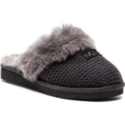 Kapcie UGG - W Cozy Knit Slipper 1095116 W/Blk. Szare klapki damskie Ugg, ze skóry. Za 499,00 zł.