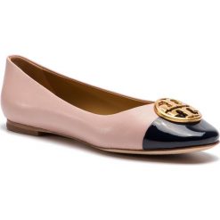 Baleriny TORY BURCH - Chelsea Cap-Toe Ballet 46882 Sea Shell Pink/Perfect Navy 964. Różowe baleriny damskie Tory Burch, na co dzień, bez wzorów, ze skóry, klasyczne, bez obcasa, na płaskiej podeszwie, bez zapięcia. W wyprzedaży za 659,00 zł.