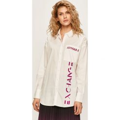 Armani Exchange - Koszula. Białe bluzki damskie Armani Exchange, s, z nadrukiem, z elastanu, klasyczne, z klasycznym kołnierzykiem, z długim rękawem. W wyprzedaży za 449,90 zł.