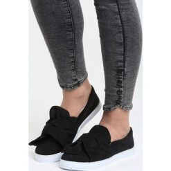 Czarne Slip On Juko. Czarne tenisówki damskie Born2be. Za 24,99 zł.