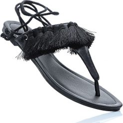 Sandały japonki bonprix czarny. Czarne klapki damskie bonprix, w paski, bez obcasa, z paskami. Za 49,99 zł.