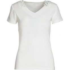 Biały T-shirt Conspicuously. Białe bluzki damskie Born2be, na imprezę, s, bez wzorów, z dzianiny, bez kołnierzyka, bez rękawów. Za 29,99 zł.