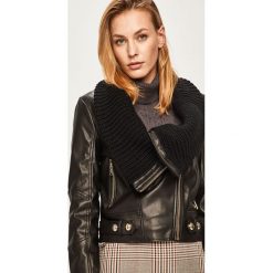 Guess Jeans - Kurtka. Czarne kurtki damskie Guess Jeans, s, z aplikacjami, z poliesteru, krótkie, bez kaptura. Za 679,90 zł.