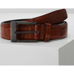 LAGERFELD Pasek cognac. Brązowe paski męskie marki LAGERFELD, w paski, ze skóry. W wyprzedaży za 495,20 zł.