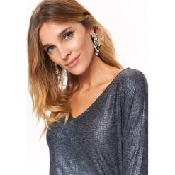 BŁYSZCZĄCY SWETER DAMSKI. Szare swetry damskie Top Secret, na zimę, bez wzorów, bez rękawów, bez kaptura. W wyprzedaży za 39,99 zł.