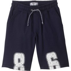 Bermudy dresowe bonprix ciemnoniebieski z nadrukiem. Niebieskie dresy chłopięce marki bonprix, z nadrukiem, z dresówki. Za 37,99 zł.